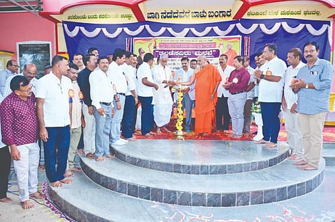 ಹರಿಹರ ತಾಲೂಕಿನ ಬೆಳ್ಳೂಡಿ ಕನಕ ಶಾಖಾ ಮಠದಲ್ಲಿ ತಾಲೂಕು ಕನಕ ನೌಕರರ ಸಂಘ ಆಯೋಜಿಸಿದ್ದ ತಲ್ಲಣಿಸದಿರು ಮನವೇ ಕಾರ್ಯಕ್ರಮ, ಪ್ರತಿಭಾ ಪುರಸ್ಕಾರ ಹಾಗೂ ನಿವೃತ್ತ ನೌಕರರ ಸನ್ಮಾನ ಸಮಾರಂಭದವನ್ನು ಕಾಗಿನೆಲೆ ಪೀಠಾಧ್ಯಕ್ಷ ನಿರಂಜನಾನಂದಪುರಿ ಸ್ವಾಮೀಜಿ ಉದ್ಘಾಟಿಸಿದರು. ಶೇಖರ್ ಎಚ್. ಟೆಕ್ಕಣ್ಣನವರ್, ಕೆ. ವಿರೂಪಾಕ್ಷ ಇತರರಿದ್ದರು. Education
