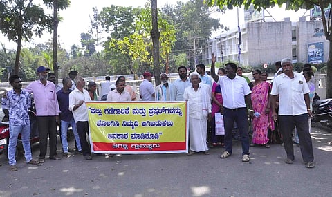 ಚಿಗಳ್ಳಿ ಗ್ರಾಮದಲ್ಲಿ ಕಲ್ಲು ಗಣಿಗಾರಿಕೆ ಮತ್ತು ಕ್ರಷರ್ ಪರವಾನಗಿ ರದ್ದುಪಡಿಸುವಂತೆ ಆಗ್ರಹಿಸಿ ಗ್ರಾಮಸ್ಥರು ಡಿಸಿ ಕಚೇರಿ ಎದುರು ಬುಧವಾರ ಪ್ರತಿಭಟನೆ ನಡೆಸಿ ಜಿಲ್ಲಾಡಳಿತಕ್ಕೆ ಮನವಿ ಸಲ್ಲಿಸಿದರು.