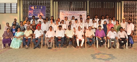 ಹಾಸನ ನಗರದ ಜಿಲ್ಲಾ ಕ್ರೀಡಾಂಗಣದಲ್ಲಿ ವಿದ್ಯಾರ್ಥಿಗಳನ್ನು ಸನ್ಮಾನಿಸಿ ಗೌರವಿಸಲಾಯಿತು. ಎಚ್.ಪಿ.ಮದನ್ ಗೌಡ, ಎಂ.ಕೆ.ಕಮಲ್ ಕುಮಾರ್, ರವಿ ನಾಕಲಗೂಡು, ಜೆ.ಆರ್.ಕೆಂಚೇಗೌಡ, ವಕೀಲ ಯೋಗೇಶ್, ವಿ.ಎಸ್.ರಾಣಿ, ಪರಮೇಶ್ ಇತರರಿದ್ದರು.  