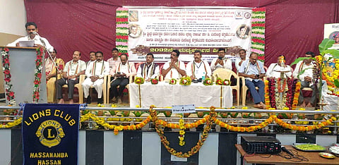 ಹಾಸನ ನಗರದ ಎಂ.ಜಿ.ರಸ್ತೆಯ ಕುರುಹಿನ ಶೆಟ್ಟಿ ಸಭಾಭವನದಲ್ಲಿ ಶ್ರೀ ಕ್ಷೇತ್ರ ಧರ್ಮಸ್ಥಳ ಗ್ರಾಮಾಭಿವೃದ್ಧಿ ಯೋಜನೆ ಮತ್ತು ಶ್ರೀ ಧರ್ಮಸ್ಥಳ ಮಂಜುನಾಥೇಶ್ವರ ವ್ಯಸನಮುಕ್ತ ಸಂಶೋಧನಾ ಕೇಂದ್ರದ ವತಿಯಿಂದ ಆಯೋಜಿಸಿದ್ದ ಮದ್ಯವರ್ಜನ ಶಿಬಿರದ ಸಮಾರೋಪ ಸಮಾರಂಭದಲ್ಲಿ ಸತೀಶ್ ಹೊನ್ನವಳ್ಳಿ, ಎ.ಯೋಗೇಶ್, ಕೆ.ಸಿ. ಕೃಷ್ಣಶೆಟ್ಟಿ, ಕೆ.ಕೆ. ಮೋಹನ್ ಕುಮಾರ್ ಇತರರಿದ್ದರು. 