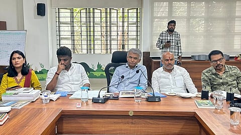 ಹಾಸನ ನಗರದ ಅರಣ್ಯ ಭವನದಲ್ಲಿ ಸಚಿವ ಕೃಷ್ಣ ಬೈರೇಗೌಡ ಜಿಲ್ಲಾ ಅರಣ್ಯ ಇಲಾಖೆ ಅಭಿವೃದ್ಧಿಪಡಿಸಿರುವ ಆನೆ ಟ್ರಾೃಕಿಂಗ್ ಮತ್ತು ಮಾನಿಟರಿಂಗ್ ವ್ಯವಸ್ಥೆಯ ಬಗ್ಗೆ ಅರಣ್ಯ ಇಲಾಖೆ ಅಧಿಕಾರಿಗಳಿಂದ ಮಾಹಿತಿ ಪಡೆದರು. ಸಂಸದ ಶ್ರೇಯಸ್ ಪಟೇಲ್, ಶಾಸಕ ಎಚ್.ಕೆ.ಸುರೇಶ್, ಏಳುಕೊಂಡಲು, ಲತಾ ಕುಮಾರಿ ಇದ್ದರು.