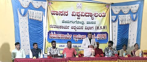 ಹಾಸನ ತಾಲೂಕಿನ ನಿಟ್ಟೂರು ಗ್ರಾಮದಲ್ಲಿ ಆಯೋಜಿಸಿದ್ದ ಸಮಾಜ ಕಾರ್ಯ ಗ್ರಾಮೀಣ ಶಿಬಿರವನ್ನು ಗಣ್ಯರು ಉದ್ಘಾಟಿಸಿದರು. ಪಂಚಾಯಿತಿ ಅಭಿವೃದ್ಧಿ ಅಧಿಕಾರಿ ತನ್ವೀರ್, ಡಾ.ಎಸ್.ಜಿ. ಮಹೇಶ್, ಕುಮಾರ್ ಇತರರಿದ್ದರು.