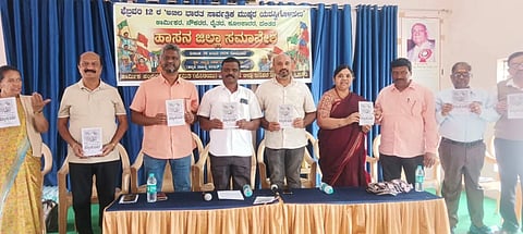 ಹಾಸನ ನಗರದ ನಿವೃತ್ತ ನೌಕರರ ಭವನದಲ್ಲಿ ಮಂಗಳವಾರ ನಡೆದ ಜಿಲ್ಲಾ ಸಮಾವೇಶದಲ್ಲಿ ಕಾರ್ಮಿಕ ಸಂಹಿತೆಗಳ ಅಪಾಯಗಳ ಕುರಿತ ಕಿರುಪುಸ್ತಕ ಬಿಡುಗಡೆ ಮಾಡಲಾಗಿತು. ಎಸ್.ವರಲಕ್ಷ್ಮೀ, ಧರ್ಮೇಶ್, ಎಂ.ಬಿ.ಪುಷ್ಪಾ, ಅರವಿಂದ,  ಧರ್ಮರಾಜ್, ಎಚ್.ಆರ್.ನವೀನ್‌ಕುಮರ್ ಇತರರಿದ್ದರು.