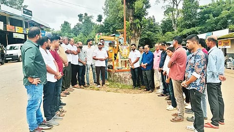  ಹೇರೂರು ಗ್ರಾಪಂ ದೂಬ್ಳದಲ್ಲಿ ಕೆಂಪೇಗೌಡ ಜಯಂತಿ ಆಚರಿಸಲಾಯಿತು. ಪ್ರಮುಖರಾದ ಕಿಬ್ಳಿ ಪ್ರಸನ್ನಕುಮಾರ್, ವಿಜೇಂದ್ರ, ವರುಣ್, ನಿರೀಕ್ಷಿತ್, ನಾಗರಾಜ್, ರಕ್ಷಿತ್, ಸುಕುಮಾರ್ ಇತರರಿದ್ದರು.