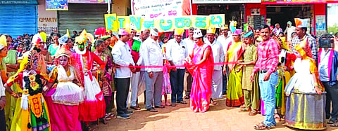  ಕಕ್ಕೇರಿಯಲ್ಲಿ ಹಮ್ಮಿಕೊಂಡಿದ್ದ ಮಕ್ಕಳ ಕಲಿಕಾ ಹಬ್ಬ ಕಾರ್ಯಕ್ರಮಕ್ಕೆ ಸಿಆರ್‌ಪಿ ಈರಣ್ಣ ಅಂಕಲಗಿ ಚಾಲನೆ ನೀಡಿದರು. ಕವಿತಾ ಹಂಚಿನಮನಿ, ರಿಯಾಜ್ ಅಹ್ಮದ್ ಪಟೇಲ್, ಭೀಮಪ್ಪ ಅಂಬೋಜಿ, ದಯಾನಂದ ಗುಪಿತ, ಭದ್ರಪ್ಪ ದೊಡ್ಡಮನಿ ಇತರರಿದ್ದರು