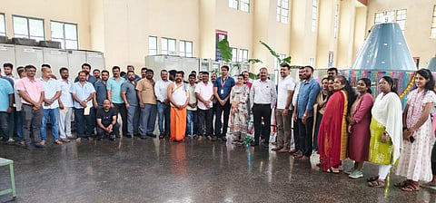 ಶರಾವತಿ ವಿದ್ಯುದಾಗಾರದಲ್ಲಿ 9ನೇ ಟಕದ ಸುವರ್ಣ ಸಂಭ್ರಮದ ಪ್ರಯುಕ್ತ ಶುಕ್ರವಾರ ಆಚರಿಸಲಾದ ಪೂಜಾ ಕಾರ್ಯಕ್ರಮದಲ್ಲಿ ನಿಗಮದ ಅಧಿಕಾರಿಗಳು.