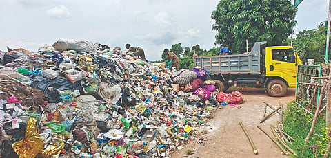 ಕಳೆದ ವರ್ಷಗಳಲ್ಲಿ ಸಂಗ್ರಹವಾದ ಕಸದ ರಾಶಿ.