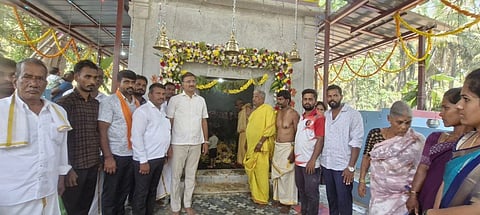 ಕಿಕ್ಕೇರಿ ಹೋಬಳಿಯ ಗೌಡೇನಹಳ್ಳಿ ಗ್ರಾಮದಲ್ಲಿ ಮಂಗಳವಾರ ಹಮ್ಮಿಕೊಂಡಿದ್ದ ಸಂತ್ಯಮ್ಮದೇವಿ  ದೇಗುಲ ಉದ್ಘಾಟನಾ ಸಮಾರಂಭದಲ್ಲಿ ಮುಖಂಡರಾದ ಮಲ್ಲಿಕಾರ್ಜುನ, ಧನಂಜಯ, ಸ್ವಾಮಿ, ವೆಂಕಟೇಶ್, ಕೃಷ್ಣೇಗೌಡ ಮತ್ತಿತರರು ಇದ್ದರು. 