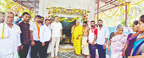 ಕಿಕ್ಕೇರಿ ಹೋಬಳಿಯ ಗೌಡೇನಹಳ್ಳಿ ಗ್ರಾಮದಲ್ಲಿ ಮಂಗಳವಾರ ಹಮ್ಮಿಕೊಂಡಿದ್ದ ಸಂತ್ಯಮ್ಮದೇವಿ  ದೇಗುಲ ಉದ್ಘಾಟನಾ ಸಮಾರಂಭದಲ್ಲಿ ಮುಖಂಡರಾದ ಮಲ್ಲಿಕಾರ್ಜುನ, ಧನಂಜಯ, ಸ್ವಾಮಿ, ವೆಂಕಟೇಶ್, ಕೃಷ್ಣೇಗೌಡ ಮತ್ತಿತರರು ಇದ್ದರು. 