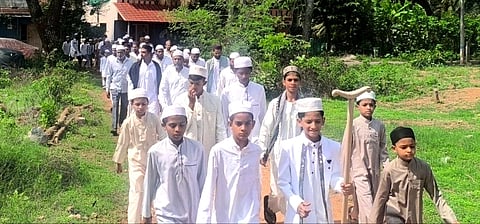 ಕಿಕ್ಕೇರಿಯಲ್ಲಿ ಮುಸ್ಲಿಮರು ಬಕ್ರೀದ್ ಹಬ್ಬದ ಪ್ರಯುಕ್ತ ಗುರುವಾರ ಅಲ್ಲಾಹುನ ಪ್ರಾರ್ಥಿಸುವ ಮೂಲಕ ಮೆರವಣಿಗೆಯಲ್ಲಿ ಸಾಗಿದರು. 