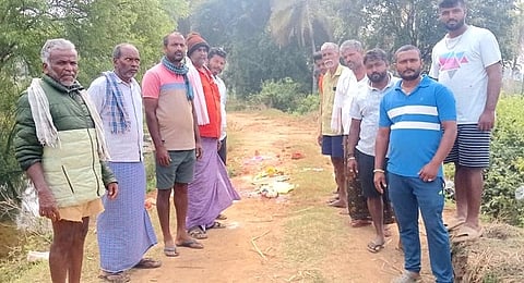  ಕಿಕ್ಕೇರಿ ಹೋಬಳಿಯ ಗೊಂದಿಹಳ್ಳಿಯಲ್ಲಿ ದಂಡಿಯಮ್ಮ ದೇಗುಲ ನಿರ್ಮಾಣದ ವೇಲೆ ಗುರುವಾರ ಕಿಡಿಗೇಡಿಗಳು ಕೋಣ ಬಲಿ ನೀಡಿ ವಾಮಾಚಾರ ಸಾಮಗ್ರಿ ಬಿಟ್ಟು ಹೋಗಿರುವ ಸ್ಥಳದಲ್ಲಿ ಗ್ರಾಮಸ್ಥರು ಜಮಾಯಿಸಿರುವುದು.
