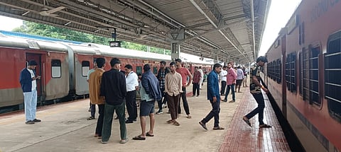 ಅಳ್ನಾವರ ರೈಲು ನಿಲ್ದಾಣದಲ್ಲಿ ರೈಲುಗಳ ನಿಲುಗಡೆ
