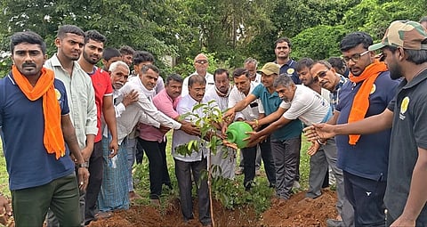 ಕಿಕ್ಕೇರಿ ಹೋಬಳಿಯ ಊಗಿನಹಳ್ಳಿ ಕಾರೆಮೆಳೆ ದೇಗುಲ ಆವರಣದಲ್ಲಿ ಸ್ವಾಮಿ ವಿವೇಕಾನಂದ ಸ್ವಯಂ ಸೇವಾ ಪ್ರತಿಷ್ಠಾನ, ಪುನರಪಿ, ಸ್ಪಂದನಾ ಫೌಂಡೇಷನ್ ಸಹಯೋಗದಲ್ಲಿ ನೂರಾರು ಗಿಡಗಳನ್ನು ನೆಡಲಾಯಿತು. ಆರ್‌ಟಿಒ ಮಲ್ಲಿಕಾರ್ಜುನ, ವೆಂಕಟೇಶ್, ಜೇನುಗೂಡು ಮಹೇಶ್, ರಾಮಕೃಷ್ಣೇಗೌಡ, ಪರಮೇಶ್, ತಿಮ್ಮಶೆಟ್ಟಿ ಮತ್ತಿತರರಿದ್ದರು.