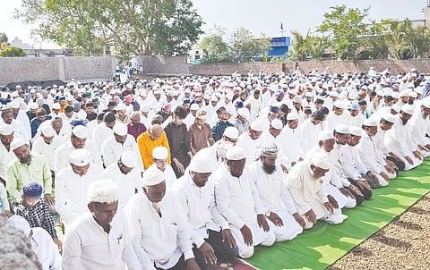 ಕಮಲನಗರದ ಈದ್ಗಾ ಮೈದಾನದಲ್ಲಿ ಬಕ್ರೀದ್​ ಹಬ್ಬ ನಿಮಿತ್ತ ಗುರುವಾರ ಮುಸ್ಲಿಂರು ವಿಶೇಷ ಪ್ರಾರ್ಥನೆ ಸಲ್ಲಿಸಿದರು
