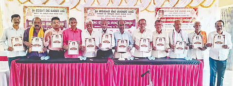 ಕುಮಟಾ ತಾಲೂಕಿನ ಚಂದಾವರ ಸೀಮೆ ಹನುಮಂತ ದೇವಸ್ಥಾನದ ಕಾರ್ಯಕ್ರಮ ಆಮಂತ್ರಣ ಪತ್ರಿಕೆಯನ್ನು ಆಡಳಿತ ಮಂಡಳಿ ಹಾಗೂ ಕಲಾವೃದ್ಧಿ ಸಮಿತಿ ಶನಿವಾರ ಬಿಡುಗಡೆಗೊಳಿಸಿತು. ಆರ್.ಜಿ. ನಾಯ್ಕ, ಎಂ.ಕೆ. ಪಟಗಾರ, ಎನ್.ಎಸ್. ನಾಯ್ಕ, ಸೀತಾರಾಮ ನಾಯ್ಕ, ಉಮೇಶ ನಾಯ್ಕ, ದೇವು ಗೌಡ, ಸೂರಜ ನಾಯ್ಕ, ಜಿ.ಎನ್. ನಾಯ್ಕ, ಎಂ.ಜಿ. ಪಟಗಾರ, ಗುರು ಐಗಳ, ಎಂ.ಜಿ. ಚಂದಾವರ ಇತರರಿದ್ದರು.