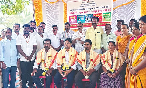ಕನಕಗಿರಿ ತಾಲೂಕಿನ ಚಿಕ್ಕಡಂಕನಕಲ್ ಗ್ರಾಪಂನಲ್ಲಿ ಹಮ್ಮಿಕೊಂಡಿದ್ದ ಗ್ಯಾರಂಟಿ ಯೋಜನೆಯ ಪ್ರಗತಿ ಪರಿಶೀಲನಾ ಸಭೆಯಲ್ಲಿ ಗ್ರಾಪಂ ಆಡಳಿತಾಧಿಕಾರಿ ಸಿಡಿಪಿಒ ವಿರೂಪಾಕ್ಷಿ, ಪಿಡಿಒ ಲಕ್ಷ್ಮಣ, ಗ್ರಾಪಂ ಮಾಜಿ ಅಧ್ಯಕ್ಷೆ ನೀಲಮ್ಮ, ಮಾಜಿ ಉಪಾಧ್ಯಕ್ಷ ರಾಮಚಂದ್ರಗೌಡ ಅವರನ್ನು ಸನ್ಮಾನಿಸಲಾಯಿತು. ಅನುಷ್ಠಾನ ಸಮಿತಿ ಸದಸ್ಯರಾದ ಜಗದೀಶ್ ರಾಥೋಡ್, ಜಗದೀಶ್ ಚನ್ನವೀರಪ್ಪ, ಭೀಮೇಶ್, ವೀರೇಶ್, ಯಮನೂರಪ್ಪ, ತಾಪಂ ವಿಷಯ ನಿರ್ವಾಹಕ ಕೊಟ್ರಯ್ಯ ಸ್ವಾಮಿ, ಪಿಡಿಒ ಲಕ್ಷ್ಮಣ ಇತರರಿದ್ದರು.
