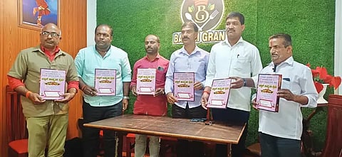 ಕೊಪ್ಪದ ಆಟೋ ಚಾಲಕರು ಮತ್ತು ಮಾಲೀಕರ ಸಂಘ ಹಮ್ಮಿಕೊಂಡಿರುವ ಅಳ್ವಾಸ್ ಸಾಂಸ್ಕೃತಿಕ ವೈಭವ ಕಾರ್ಯಕ್ರಮದ ಆಹ್ವಾನ ಪತ್ರಿಕೆ ಬಿಡುಗಡೆಗೊಳಿಸಲಾಯಿತು. ಎಚ್.ಆರ್.ಜಗದೀಶ್, ಯು.ಪಿ. ವಿಜಯ್ ಕುಮಾರ್ ಇತರರಿದ್ದರು. 
