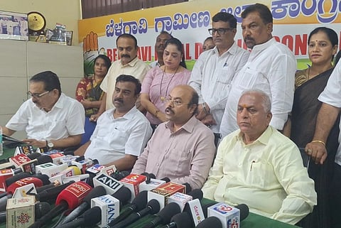 ಬೆಳಗಾವಿ ಕಾಂಗ್ರೆಸ್​ ಭವನದಲ್ಲಿ ಮಂಗಳವಾರ ಹಮ್ಮಿಕೊಂಡಿದ್ದ ಸಭೆಯಲ್ಲಿ ಸಚಿವ ಡಾ.ಯತೀಂದ್ರ ಸಿದ್ದರಾಮಯ್ಯ ಮಾತನಾಡಿದರು. ವಿಶ್ವಾಸ ವೈದ್ಯ, ಲಕ್ಷ$್ಮಣರಾವ ಚಿಂಗಳೆ, ವಿನಯ ನಾವಲಗಟ್ಟಿ ಇತರರಿದ್ದರು.