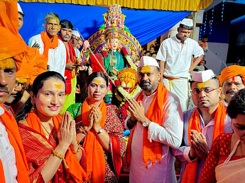 ಬೆಳಗಾವಿ ತಾಲೂಕಿನ ಕಂಗ್ರಾಳಿ ಬಿ.ಕೆ.ಗ್ರಾಮದಲ್ಲಿ ಮಹಾಲಕ್ಷ್ಮೀ ದೇವಿ ಜಾತ್ರಾ ಮಹೋತ್ಸವದಲ್ಲಿ ಸಚಿವೆ ಲಕ್ಷ್ಮೀ ಹೆಬ್ಬಾಳ್ಕರ್, ಚನ್ನರಾಜ ಹಟ್ಟಿಹೊಳಿ, ಮೃಣಾಲ್ ಹೆಬ್ಬಾಳ್ಕರ್ ಕುಟುಂಬ ಸದಸ್ಯರು ಭಾಗವಹಿಸಿದ್ದರು.