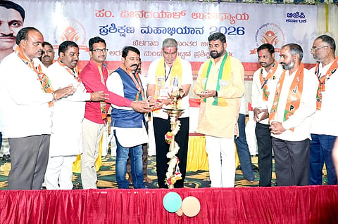  ಗೋಕಾಕ ನಗರದಲ್ಲಿ ಜರುಗಿದ ಪಂ. ದೀನ ದಯಾಳ ಉಪಾಧ್ಯಾಯ ಪ್ರಶಿಕ್ಷಣ ಮಹಾಭಿಯಾನದ ಎರಡನೇ ದಿನ ಕಾರ್ಯಕ್ರಮವನ್ನು ಬಾಲಚಂದ್ರ ಜಾರಕಿಹೊಳಿ ಉದ್ಘಾಟಿಸಿದರು. ಸಂಜಯ ಪಾಟೀಲ, ಸುಭಾಷ ಪಾಟೀಲ, ಗೋವಿಂದ ಕೊಪ್ಪದ ಇತರರಿದ್ದರು.