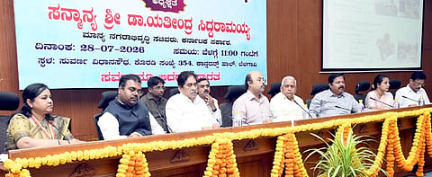 ಬೆಳಗಾವಿ ಸುವರ್ಣ ವಿಧಾನಸೌಧದಲ್ಲಿ ನಡೆದ ಸಭೆಯಲ್ಲಿ ಸಚಿವ ಡಾ.ಯತೀಂದ್ರ ಸಿದ್ದರಾಮಯ್ಯ ಮಾತನಾಡಿದರು, ಶಾಸಕ ಅಭಯ ಪಾಟೀಲ,  ಪ್ರೀತಿ ಕಾಮಕರ, ಉಪಮೇಯರ ಹನುಮಂತ ಕೊಂಗಾಲಿ, ಲಕ್ಷ್ಮಣರಾವ ಚಿಂಗಳೆ ಇತರರಿದ್ದರು.