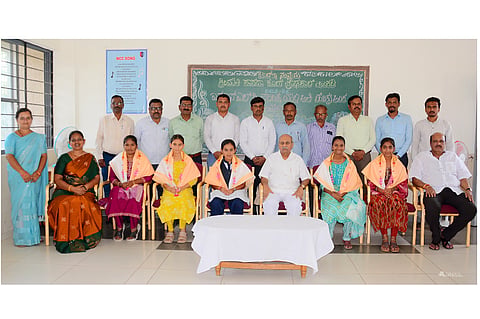ಅಂಕಲಿ ಗ್ರಾಮದ ಕೆಎಲ್‌ಇ ಸಂಸ್ಥೆಯಲ್ಲಿ ಎಸ್‌ಎಸ್‌ಎಲ್‌ಸಿ ಮತ್ತು ಪಿಯುಸಿ ಪರೀಕ್ಷೆಯಲ್ಲಿ ಹೆಚ್ಚು ಅಂಕ ಗಳಿಸಿದ ವಿದ್ಯಾರ್ಥಿಗಳನ್ನು ಸನ್ಮಾನಿಸಲಾಯಿತು. ಡಾ.ಪ್ರಭಾಕರ ಕೋರೆ, ಮಲ್ಲಿಕಾರ್ಜುನ ಕೋರೆ, ಜೆ.ಎಸ್.ತಮ್ಮಗೌಡ, ಬಿ.ಎಸ್.ಅಂಬಿ ಇತರರಿದ್ದರು.