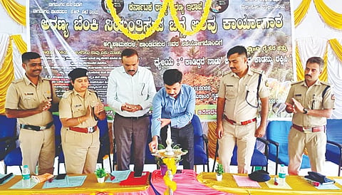 ಮೇಲುಕೋಟೆ ಅರಣ್ಯ ಇಲಾಖೆ ಕಚೇರಿಯಲ್ಲಿ ಬೇಸಿಗೆಯಲ್ಲಿ ಅರಣ್ಯದಲ್ಲುಂಟಾಗುವ ಕಾಡ್ಗಿಚ್ಚಿನ್ನು ನಿಯಂತ್ರಿಸುವ ಕ್ರಮ ಮತ್ತು ಮುನ್ನಚ್ಚರಿಕೆ ಬಗ್ಗೆ ಹಮ್ಮಿಕೊಂಡಿದ್ದ ಕಾರ್ಯಾಗಾರವನ್ನು ವನ್ಯಜೀವಿ ವಿಭಾಗದ ಮೈಸೂರು ಉಪಅರಣ್ಯ ಸಂರಕ್ಷಣಾಧಿಕಾರಿ ಪ್ರಭುಗೌಡ ಉದ್ಘಾಟಿಸಿದರು.
