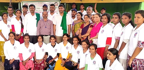 ಮೇಲುಕೋಟೆಯ ಸರ್ಕಾರಿ ಪ್ರಥಮದರ್ಜೆಕಾಲೇಜಿನ ವತಿಯಿಂದ ಹೊಸಕೋಟೆ ಗ್ರಾಮದಲ್ಲಿ ಹಮ್ಮಿಕೊಂಡಿರುವ ಎನ್ನೆಸ್ಸೆಸ್ ವಾರ್ಷಿಕ ವಿಶೇಷ ಶಿಬಿರದ ಉದ್ಘಾಟನೆ ಸಂದರ್ಭ  ಶಾಸಕ ದರ್ಶನ್‌ಪುಟ್ಟಣ್ಣಯ್ಯ, ಸರ್ಕಾರಿ ಪ್ರಥಮದರ್ಜೆ ಕಾಲೇಜಿನ ಪ್ರಾಂಶುಪಾಲ ಡಾ.ನಂಜುಂಡಯ್ಯ, ಅಧ್ಯಾಪಕರಾದ ಡಾ. ಭವಾನಿ, ಡಾ.ಸುಮಾ, ಸಂತೋಷ್, ಅರುಣ್ ಕುಮಾರ್, ರೇಖಾವತಿ ಇತರರು ಹಾಜರಿದ್ದರು. 