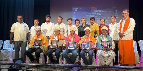 ಮಳವಳ್ಳಿ ಪಟ್ಟಣದ ಅಂಬೇಡ್ಕರ್ ಭವನದಲ್ಲಿ ಕಲಾವಿದರಿಗೆ ರಂಗ ಗೌರವ ಪ್ರಶಸ್ತಿ ನೀಡಿ ಅಭಿನಂದಿಸಲಾಯಿತು. ಎಚ್.ಸಿ. ಮಂಜುನಾಥ್, ಪುಟ್ಟಸ್ವಾಮಿಗೌಡ, ಟಿ.ಎಂ.ಪ್ರಕಾಶ್, ವಕೀಲ ಸಿ.ಎನ್.ಕಾಂತರಾಜು ಇತರರಿದ್ದರು.
