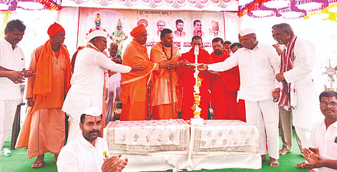 ನಾಗರಮುನ್ನೋಳಿ ಗ್ರಾಮದಲ್ಲಿ ದಿಂಡಿ ಪಾದಯಾತ್ರೆ ರಜತೋತ್ಸವಕ್ಕೆ ಚಿಕ್ಕೋಡಿಯ ಸಂಪಾದನಾ ಸ್ವಾಮೀಜಿ ಚಾಲನೆ ನೀಡಿದರು. ಚಿಂಚಣಿ ಮಠದ ಉತ್ತರಾಧಿಕಾರಿ ಶಿವಪ್ರಸಾದ ದೇವರು, ಕವಲಗುಡ್ಡದ ಅಮರೇಶ್ವರ ಮಹಾರಾಜರು, ಕಬ್ಬೂರಿನ ಗೌರಿಶಂಕರ ಮಠದ ರೇವಣಸಿದ್ಧ ಸ್ವಾಮಿಜಿ, ಡಾ.ಎಂ.ಬಿ.ಕುಂಬಾರ, ರಾಜು ಕುಂಬಾರ, ಸಿದ್ದಪ್ಪ ರ‍್ಯಾಯಿ ಉಪಸ್ಥಿತರಿದ್ದರು.