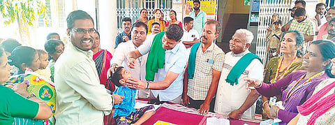 ಪಾಂಡವಪುರ ಪಟ್ಟಣದ ಸಾರ್ವಜನಿಕ ಆಸ್ಪತ್ರೆಯ ಆವರಣದಲ್ಲಿ ಶಾಸಕ ದರ್ಶನ್ ಪುಟ್ಟಣ್ಣಯ್ಯ ಮಗುವಿಗೆ ಪಲ್ಸ್ ಪೋಲಿಯೋ ಹನಿ ಹಾಕಿದರು.