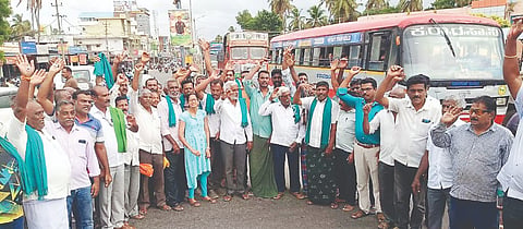 ಕೆಆರ್‌ಎಸ್‌ನಿಂದ ತಮಿಳುನಾಡಿಗೆ 15 ದಿನಗಳ ಕಾಲ ನಿತ್ಯ 3,500 ಕ್ಯೂಸೆಕ್ ನೀರು ಹರಿಸಬೇಕು ಎಂದು ಕಾವೇರಿ ನೀರು ನಿರ್ವಹಣಾ ಪ್ರಾಧಿಕಾರ ನೀಡಿರುವ ಆದೇಶವನ್ನು ವಿರೋಧಿಸಿ ರೈತ ಸಂಘದ ಕಾರ್ಯಕರ್ತರು ಮಂಗಳವಾರ ಸಂಜೆ ಪ್ರತಿಭಟನೆ ನಡೆಸಿದರು.