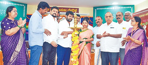ಪಾಂಡವಪುರ ತಾಲೂಕಿನ ಮೇಲುಕೋಟೆಯಲ್ಲಿ ಮಂಡ್ಯ ಜಿಲ್ಲಾ ಸಹಕಾರ ಕೇಂದ್ರ ಬ್ಯಾಂಕ್‌ನ ಆಡಳಿತ ಮಂಡಳಿ ಮತ್ತು ಅಧಿಕಾರಿಗಳಿಗೆ ಆಯೋಜಿಸಿದ್ದ ಒಂದು ದಿನದ ರಾಜ್ಯ ಮಟ್ಟದ ವಿಶೇಷ ತರಬೇತಿ ಕಾರ್ಯಾಗಾರವನ್ನು ಡಿಸಿಸಿ ಬ್ಯಾಂಕ್ ಅಧ್ಯಕ್ಷ ಸಚ್ಚಿನ್ ಚಲುವರಾಯಸ್ವಾಮಿ ಉದ್ಘಾಟಿಸಿದರು. ನಂದೀಶ್, ಎ.ವಿಜೇಂದ್ರಮೂರ್ತಿ, ರವಿಚಂದನ್, ಪುಟ್ಟಸ್ವಾಮೀಗೌಡ, ಸಿ.ವನಜಾಕ್ಷಿ ಇತರರು ಇದ್ದರು.