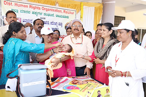 ರಾಯಚೂರಿನ ಕೆಇಬಿ ಸರ್ಕಾರಿ ಹಿರಿಯ ಪ್ರಾಥಮಿಕ ಶಾಲೆಯಲ್ಲಿ ಜಿಲ್ಲಾಡಳಿತದಿಂದ ವತಿಯಿಂದ ಭಾನುವಾರ ಹಮ್ಮಿಕೊಂಡ ರಾಷ್ಟ್ರೀಯ ಪಲ್ಸ್ ಪೋಲಿಯೋ ಕಾರ್ಯಕ್ರಮದಲ್ಲಿ ಜಿಲ್ಲಾಧಿಕಾರಿ ಪೂವಿತಾ ಎಸ್., ಮಗುವಿಗೆ ಪೋಲಿಯೋಹಾಕುವುದರ ಮೂಲಕ ಚಾಲನೆ ನೀಡಿದರು. ಕಲಬುರಗಿ ವಿಭಾಗದ ಆರೋಗ್ಯ ಸೇವೆಗಳ ಉಪ ನಿರ್ದೇಶಕ ಡಾ.ಎ.ಎಸ್ ರುದ್ರವಾಡಿ, ಡಿಎಚ್‌ಓ ಡಾ.ಸುರೇಂದ್ರ ಬಾಬು, ಜಿಲ್ಲಾ ಆರ್‌ಸಿಹೆಚ್ ಅಧಿಕಾರಿ ಡಾ.ನಂದಿತಾ, ತಹಶಿಲ್ದಾರ್ ಸುರೇಶ ವರ್ಮಾ, ಡಿಡಿಪಿಐ ಮಲ್ಲಿಕಾರ್ಜುನ, ಟಿಎಚ್‌ಓ ಡಾ.ಅಮೃತ್ ಹುಕ್ಕೇರಿ ಇದ್ದರು.
