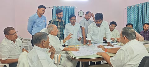 ರಾಯಚೂರಿನ ಎಂಎಲ್ಸಿ ಕಚೇರಿಯಲ್ಲಿ ಸೋಮವಾರ ಮಾಜಿ ಸಚಿವ ಎನ್.ಎಸ್.ಬೋಸರಾಜು ಅಧ್ಯಕ್ಷತೆಯಲ್ಲಿ  ವಿವಿಧ ಇಲಾಖೆಗಳ ಅಧಿಕಾರಿಗಳೊಂದಿಗೆ ಪರಿಶೀಲನಾ ಸಭೆ ನಡೆಸಿದರು. ಮಾನ್ವಿ ಶಾಸಕ ಹಂಪಯ್ಯ ನಾಯಕ್, ಕೆಆರ್‌ಐಡಿಸಿಎಲ್ ಇಂಜಿಯರ್ ಮುರಳಿಧರ್, ಆರ್‌ಡಬ್ಲ್ಯೂ ಎಸ್ ದೊರೆಸ್ವಾಮಿ, ಕೆಡಬ್ಲ್ಯೂಎಸ್ ಚೌಹಾಣ್, ಪಿಡಬ್ಲ್ಯೂಡಿ ಎಇಇ ನಬಿ ರಸೂಲ್, ಮಾನ್ವಿ ಪುರಸಭೆ ಮುಖ್ಯ ಅಧಿಕಾರಿ ಪರಶುರಾಮ್ ದೇವರಮನೆ, ಸುಬ್ರಹ್ಮಣ್ಯಂ, ವಿವೇಕ್ ಇದ್ದರು.