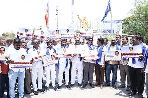 ರಾಜ್ಯದಲ್ಲಿ ದಲಿತ ಸಮುದಾಯದವರಾದ ಗೃಹ ಸಚಿವ ಡಾ.ಜಿ. ಪರಮೇಶ್ವರ ಅವರನ್ನು ಮುಖ್ಯಮಂತ್ರಿಯನ್ನಾಗಿ ನೇಮಕ ಮಾಡಬೇಕೆಂದು ಒತ್ತಾಯಿಸಿ  ಜಿಲ್ಲಾ ಚಲವಾದಿ ಮಹಾಸಭಾದಿಂದ ಗುರುವಾರ ರಾಯಚೂರಿನ ಡಾ.ಬಿ.ಆರ್.ಅಂಬೇಡ್ಕರ್ ವೃತ್ತದಲ್ಲಿ ಪ್ರತಿಭಟನೆ ಮಾಡಿದರು. ಚಲವಾದಿ ಮಹಾಸಭಾ ಜಿಲ್ಲಾಧ್ಯಕ್ಷ ವಿಶ್ವನಾಥ ಪಟ್ಟಿ, ಪ್ರಮುಖರಾದ ತಮ್ಮಣ್ಣ, ಎಂ.ವಸಂತ, ಮಾರುತಿ, ಶರಣಪ್ಪ, ವಿಜಯ, ಪರಶುರಾಮ, ಯಲ್ಲಪ್ಪ, ನರಸಿಂಹಲು, ಚಂದ್ರಶೇಖರ, ಗಂಗಾಧರ, ಭೀಮೇಶ ಇದ್ದರು.