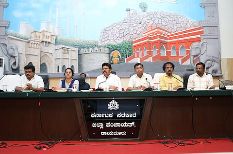 ರಾಯಚೂರಿನ ಜಿಪಂ ಸಭಾಂಗಣದಲ್ಲಿ ಮಂಗಳವಾರ ಗ್ರಾಮೀಣ ಶಾಸಕ ಬಸನಗೌಡ ದದ್ದಲ್ ಅಧ್ಯಕ್ಷತೆಯಲ್ಲಿ  ಕುಡಿಯುವ ನೀರಿನ ಪ್ರಗತಿ ಪರಿಶೀಲನಾ ಸಭೆ ನಡೆಯಿತು. ಎಪಿಎಂಸಿ ಅಧ್ಯಕ್ಷ ಮಲ್ಲಿಕಾರ್ಜುನಗೌಡ, ಸಹಾಯಕ ಆಯುಕ್ತ ಹಂಪಣ್ಣ ಸಜ್ಜನ್, ತಾಲೂಕು ಪಂಚಾಯತ್ ಆಡಳಿತಾಧಿಕಾರಿ ವನಿತಾ, ತಾಪಂ ಇಓ ಚಂದ್ರಶೇಖರ ಪವಾರ್, ಮಾನ್ವಿ ತಾಪಂ ಇಓ ಖಲೀದ್ ಅಹ್ಮದ್ ಇದ್ದರು.