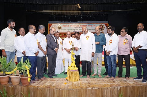 ರಾಯಚೂರಿನ ಪಂ.ಸಿದ್ದರಾಮ ಜಂಬಲದಿನ್ನಿ ರಂಗಮಂದಿರದಲ್ಲಿ ಮಂಗಳವಾರ ಹಮ್ಮಿಕೊಳ್ಳಲಾಗಿದ್ದ ಜಿಲ್ಲಾ ಮಟ್ಟದ ಪತ್ರಿಕಾ ದಿನಾಚರಣೆ ಮತ್ತು ವಾರ್ಷಿಕ ಪ್ರಶಸ್ತಿ ಪ್ರದಾನ ಸಮಾರಂಭಕ್ಕೆ ಕರ್ನಾಟಕ ಕಾರ್ಯನಿರತ ಪತ್ರಕರ್ತರ ಸಂಘದ ರಾಜ್ಯಾಧ್ಯಕ್ಷ ಶಿವಾನಂದ ತಗಡೂರು ಚಾಲನೆ ನೀಡಿದರು. ಮಾಹಿತಿ ಆಯೋಗದ ಕಲಬುರಗಿ ಪೀಠದ ರಾಜ್ಯ ಮಾಹಿತಿ ಆಯುಕ್ತ ಬಿ.ವೆಂಕಟ್ ಸಿಂಗ್, ಶಾಸಕ ಜಿ.ಹಂಪಯ್ಯ ನಾಯಕ, ಎಸ್ಪಿ ಅರುಣಾಂಗ್ಷು ಗಿರಿ,ವಾರ್ತಾ ಇಲಾಖೆಯ ಹಿರಿಯ ಸಹಾಯಕ ನಿರ್ದೇಶಕ ಜಿ.ಸುರೇಶ್ ,,ಕಾನಿಪದ  ರಾಜ್ಯ ಕಾರ್ಯದರ್ಶಿ ಸೋಮಶೇಖರ ಕರೆಗೂಡು, ರಾಜ್ಯ ಸಮಿತಿಯ ಸದಸ್ಯರಾದ ಅರವಿಂದ್ ಕುಲಕರ್ಣಿ, ಬಸವರಾಜ ನಾಗಡದಿನ್ನಿ,  ಸಂಘದ ಅಧ್ಯಕ್ಷ ಆರ್.ಗುರುನಾಥ ಹಾಗೂ ಗಿಲ್ಡ್ ಅಧ್ಯಕ್ಷ ವಿಜಯ ಕುಮಾರ ಜಾಗಟಗಲ್ ಇದ್ದರು.