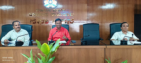 ರಾಯಚೂರಿನ ಜಿಲ್ಲಾಧಿಕಾರಿಗಳ ಭವನದಲ್ಲಿ ಮಂಗಳವಾರ ಎಡಿಸಿ ಶಿವಾನಂದ ಭಜಂತ್ರಿ ಅಧ್ಯಕ್ಷತೆಯಲ್ಲಿ ದ್ವಿತೀಯ ಪಿಯುಸಿ ಪರೀಕ್ಷೆ- 2 ರ ಪೂರ್ವಭಾವಿ ಸಭೆ ನಡೆಯಿತು. ಪದವಿಪೂರ್ವ ಶಿಕ್ಷಣ ಇಲಾಖೆಯ ಉಪನಿರ್ದೆಶಕ ಸೋಮಶೇಖರಪ್ಪ ಹೊಕ್ರಾಣಿ. ಪ್ರಮುಖರಾದ ಸಿದ್ರಾಮೇಶ್ವರ ಇದ್ದರು.