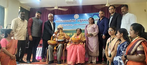 ಚಾಮರಾಜನಗರದ ವಿಶ್ವ ವಿದ್ಯಾಲಯದ ಆವರಣದಲ್ಲಿ ಆಯೋಜಿಸಿದ್ದ ಕಾರ್ಯಕ್ರಮದಲ್ಲಿ ಪ್ರೊ.ಬಿ.ಹನುಮಯ್ಯ ಅವರನ್ನು ಸನ್ಮಾನಿಸಲಾಯಿತು. ಪ್ರೊ.ಎಂ.ಆರ್.ಗಂಗಾಧರ್, ಡಾ.ಎಚ್.ಕೃಷ್ಣರಾಮ್, ಪ್ರೊ.ಕೆ.ಎಂ.ಮಹಾದೇವನ್, ಪುಟ್ಟಸ್ವಾಮಿ, ಡಾ.ಕೆ.ಸಿ.ಬಸವಣ್ಣ, ನಾಗೇಶ್, ಪ್ರೊ.ದಿವ್ಯಾ ಇತರರಿದ್ದರು.
