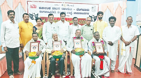ಚಾಮರಾಜನಗರದ ಜೆಎಸ್‌ಎಸ್ ಮಹಿಳಾ ಕಾಲೇಜು ಸಭಾಂಗಣದಲ್ಲಿ ಅಂತಾರಾಷ್ಟ್ರೀಯ ಮಹಿಳಾ ದಿನಾಚರಣೆಯನ್ನು ಆಯೋಜಿಸಲಾಗಿತ್ತು. ಡಾ.ಸಿ.ಗೀತಾ, ಡಾ.ಎಂ.ಜಾನಕಿ, ಡಾ.ಕೆ.ಸಿ.ಬಸವಣ್ಣ, ಪ್ರೊ.ಕೆ.ಎಂ.ಯೋಗೇಶ್, ಎಸ್.ಎನ್.ರಾಜು ಜೈನ್, ಡಿ.ಎಸ್.ಸುರೇಶ್, ಕೆ.ಎಸ್.ಸಿದ್ದರಾಜು ಇತರರಿದ್ದರು.