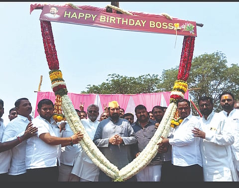 ಜಂಬಗಿ ಗ್ರಾಮದಲ್ಲಿ ಅಧಿರಾ ೌಂಡೇಷನ್ ವತಿಯಿಂದ ಶಾಸಕ ಲಕ್ಷ್ಮಣ ಸವದಿ ಅವರನ್ನು ಸನ್ಮಾನಿಸಲಾಯಿತು. ವಿನಾಯಕ ಬಾಗಡಿ, ಪ್ರದೀಪ ಗುಂಡ, ಯಶವಂತ ಪಾಟೀಲ, ರಾಜು ಪಾಟೀಲ ಇತರರಿದ್ದರು.