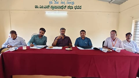 ಸವದತ್ತಿ ನಗರದ ಕೃಷಿ ಇಲಾಖೆ ಸಭಾಂಗಣದಲ್ಲಿ ಹಮ್ಮಿಕೊಂಡಿದ್ದ ಪ್ರಗತಿ ಪರಿಶೀಲನಾ ಸಭೆಯಲ್ಲಿ ಶಾಸಕ ವಿಶ್ವಾಸ ವೈದ್ಯ ಮಾತನಾಡಿದರು.