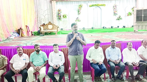 ಸವದತ್ತಿ ಗ್ರಾಮದೇವಿ ಜಾತ್ರೆ ಶಾಂತಿಸಭೆಯಲ್ಲಿ ಶಾಸಕ ವಿಶ್ವಾಸ ವೈದ್ಯ ಮಾತನಾಡಿದರು. ಜಾತ್ರಾ ಕಮಿಟಿ ಅಧ್ಯಕ್ಷ ವಿರೂಪಾಕ್ಷ ಮಾಮನಿ, ಸದಾಶಿವ ಕೌಜಲಗಿ, ಚಿದಂಬರ ಮಡಿವಾಳರ ಡಾ.ಎನ್.ಸಿ. ಬೆಂಡಿಗೇರಿ ಇತರರಿದ್ದರು.