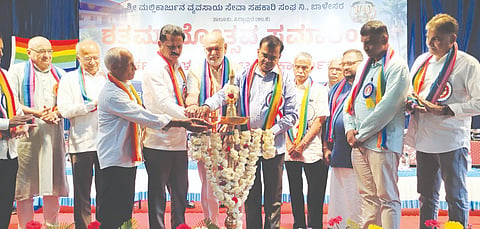 ಸಿದ್ದಾಪುರ ತಾಲೂಕಿನ ಬಾಳೇಸರ ಮಲ್ಲಿಕಾರ್ಜುನ ವ್ಯವಸಾಯ ಸೇವಾ ಸಹಕಾರ ಸಂಘದ ಶತಮಾನೋತ್ಸವ ಹಾಗೂ ಕಟ್ಟಡಗಳ ಉದ್ಘಾಟನೆ ನಡೆಯಿತು. ಭೀಮಣ್ಣ ನಾಯ್ಕ, ಶಿವರಾಮ ಹೆಬ್ಬಾರ, ಚಂದ್ರಶೇಖರ ಹೆಗಡೆ, ಆರ್.ಎಂ. ಹೆಗಡೆ, ಗಣಪತಿ ಹೆಗಡೆ, ರವಿ ಹೆಗಡೆ ಇತರರಿದ್ದರು.