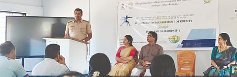 ಸಿದ್ದಾಪುರದ ನ್ಯಾಚುರೋಪತಿ ಮಹಾವಿದ್ಯಾಲಯದಲ್ಲಿ ಆಯೋಜಿಸಿದ್ದ ಸ್ಥೂಲತೆ ಜಾಗೃತಿ ಕಾರ್ಯಾಗಾರದ ಸಮಾರೋಪ ಸಮಾರಂಭದಲ್ಲಿ ಶ್ರೀಶಾಂತನಾಥ ಮಾತನಾಡಿದರು. ಡಾ. ರೂಪಾ ಭಟ್ಟ, ಡಾ. ವಾಣಿ ಜೀರಗಲ್, ಡಾ. ಶಶಿಭೂಷಣ ಹೆಗಡೆ ಇದ್ದರು.