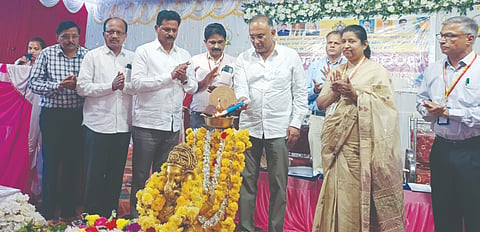 ಸಿದ್ದಾಪುರ ತಾಲೂಕಿನ ಕ್ಯಾದಗಿಯಲ್ಲಿ ಸಚಿವ ದಿನೇಶ ಗುಂಡೂರಾವ್ ಸಮುದಾಯ ಆರೋಗ್ಯ ಕೇಂದ್ರದ ಕಟ್ಟಡ  ಲೋಕಾರ್ಪಣೆಗೊಳಿಸಿದರು. ಭೀಮಣ್ಣ ನಾಯ್ಕ, ಕೆ.ಜಿ. ನಾಗರಾಜ, ಎಂ.ಆರ್. ಕುಲಕರ್ಣಿ, ಡಾ.ಕುಸುಮಾ, ಡಾ.ಶಂಕರರಾವ್ , ಡಾ.ಲಕ್ಷ್ಮೀಕಾಂತ ನಾಯ್ಕ ಇದ್ದರು.