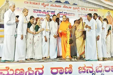 ಸಾಗರದಲ್ಲಿ ದಿಗಂಬರ ಜೈನ ಸಮಾಜ ಸೇವಾ ಟ್ರಸ್ಟ್‌ನ ವಾರ್ಷಿಕ ಪೂಜಾ ಮಹೋತ್ಸವ, ಪ್ರತಿಭಾ ಪುರಸ್ಕಾರ ಕಾರ್ಯಕ್ರಮವನ್ನುದೇವೇಂದ್ರಕೀರ್ತಿ ಭಟ್ಟಾರಕ ಶ್ರೀ ಉದ್ಘಾಟಿಸಿದರು. ಎಂ.ಸುಂದರಪ್ರಭು, ಹಿತಕರ ಜೈನ್, ಎಂ.ಪಿ.ಲೋಕರಾಜ್ ಜೈನ್, ಚಂದ್ರಕಲಾ ಇತರರಿದ್ದರು.