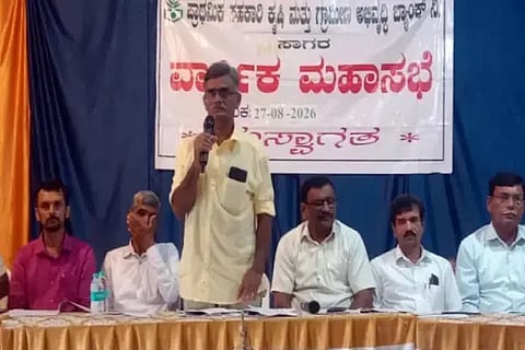 ಸಾಗರದಲ್ಲಿ ಆಯೋಜಿಸಿದ್ದ ಪಿಕಾರ್ಡ್ ಬ್ಯಾಂಕ್ ಸರ್ವ ಸದಸ್ಯರ ಸಭೆಯಲ್ಲಿ ಅಧ್ಯಕ್ಷ ಗಣಪತಿ ರಾವ್ ಮಾತನಾಡಿದರು. ಗಣಪತಿ, ದಿನೇಶ್, ರಮೇಶ್ ಭಟ್ ಇತರರಿದ್ದರು.