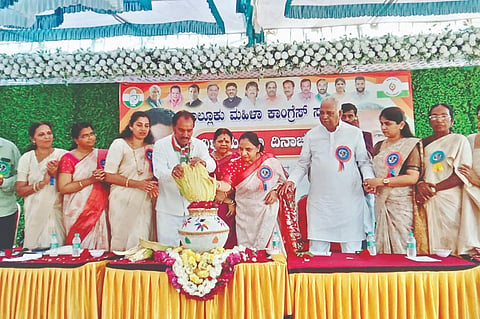 ಸಾಗರದ ಕಾಂಗ್ರೆಸ್​ ಕಚೇರಿಯಲ್ಲಿ ಆಯೋಜಿಸಿದ್ದ ಮಹಿಳಾ ದಿನಾಚರಣೆಯನ್ನು ವಿಧಾನ ಪರಿಷತ್​ ಸದಸ್ಯೆ ಬಲ್ಕಿಶ್​ ಬಾನು ಉದ್ಘಾಟಿಸಿದರು. ಕಾಗೋಡು ತಿಮ್ಮಪ್ಪ, ಶ್ವೇತಾ ಬಂಡಿ, ಎನ್​.ಉಷಾ, ಶುಭಾ ಮರವಂತೆ ಇತರರಿದ್ದರು.